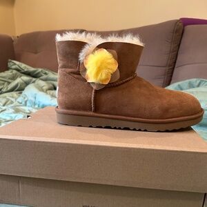 New Ugg chestnut with flower boots big kids 6